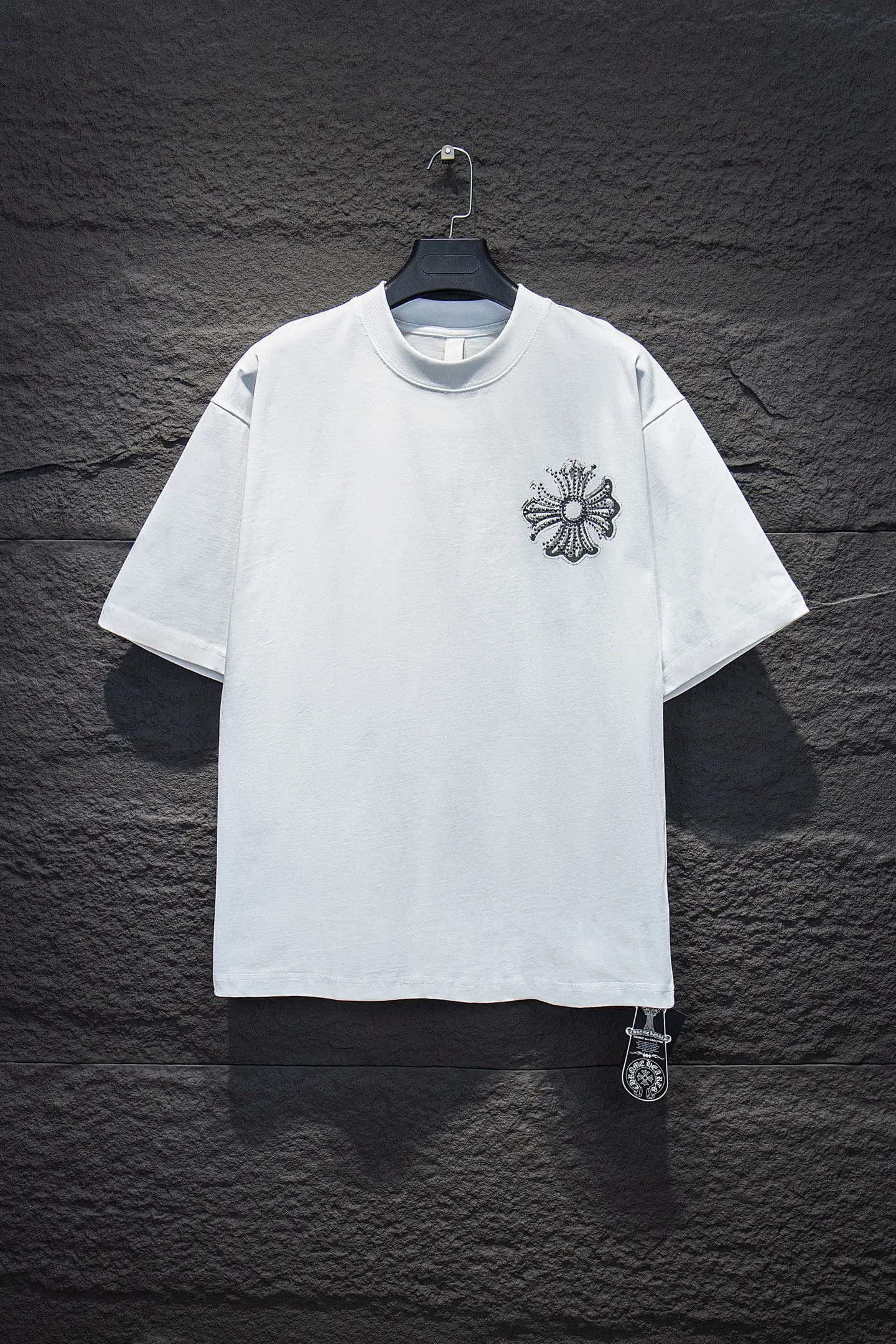 P190 🆕Chrome hearts 25ss os version is really charming and Chrome Hearts is really a must-have. Each season's new version is made to the extreme. It is very practical and can be worn casually. Nice✔️ - ⚠️100% cotton. It is made of 32-count double yarn, 260-gram weight fabric and imported knitted needle carded cotton. It has moderate thickness, drape and contour, and the upper body is comfortable! ! It is very tolerant to fat body types and can instantly lose five pounds after wearing it!  Specially ordered many Austrian hot diamonds, which have the bling bling effect of natural crystals under the light, with multi-faceted reflective points, and the production cost is extremely high. The laser molding includes a computer engraving machine and a laser machine, which are accurate in units of particles. Finally, it is hot and set at high temperature. After the hot ironing, the firmness needs to be tested repeatedly on the hot stamping. It can show colorful reflections under the light. The collar webbing extends to the shoulder for reinforcement, and the stitching at the connection point. The hem and cuffs are all made of 0.2mm stitch double-thread stitching. They are carefully produced at a high cost. The attitude of making goods with a magnifying glass restores the quality and effect of the product. The full set of customized accessories only presents every detail to the customer. Printing with film printing, 50,000 positioning, which is very time-consuming. The addition of handmade elements to the body greatly increases the interest of the clothing; unique visual effects. After special treatment, a unique effect is formed. An irregular hem is added to the version. This year's Kroxin is the main version. In the past two years, the oversize version has become the focus of the trend and has been a popular staple in the past two years. The change of designers has made this brand an instant hit. The progressive fashion of the times also needs the blood impact of fresh elements and trendy designs in order to continue its glory! It’s stylish both inside and outside, a must-have for high street travel! An absolute "eye-catching style" that can match couples 💏 Color: washed black and white Size: S M L XL